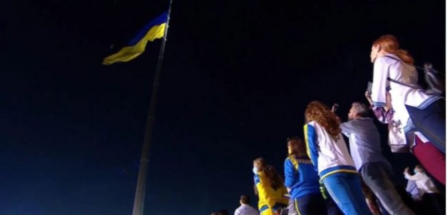 У Києві підняли найбільший прапор України. ВІДЕО