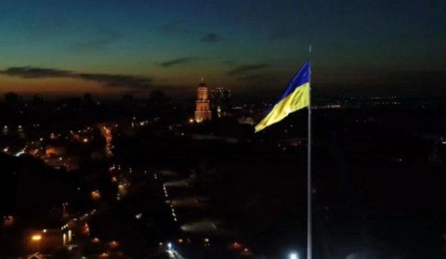 У Києві підняли найбільший прапор України. ВІДЕО
