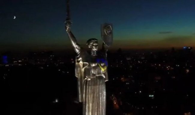 У Києві підняли найбільший прапор України. ВІДЕО