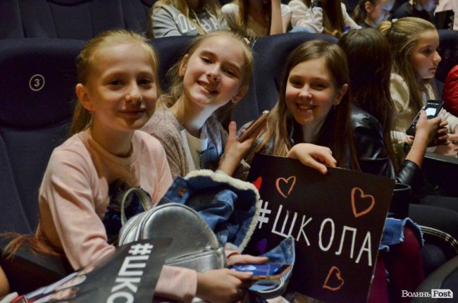 Актори серіалу «Школа» зустрілися з фанами у луцькому «Промені». ФОТО