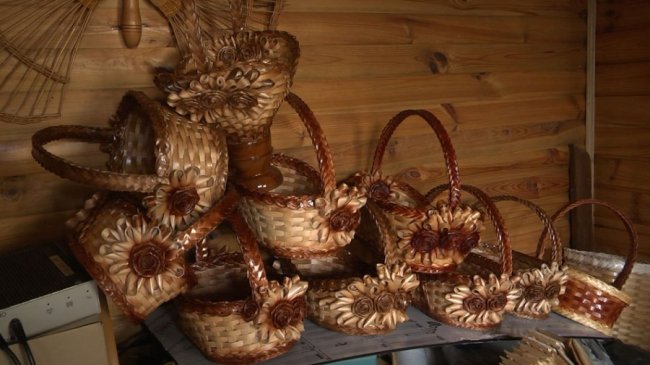 На Волині подружжя з інвалідністю виготовляє кошики та заробляє собі на життя. ВІДЕО