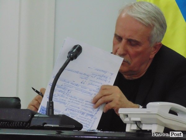 У Луцьку не змогли відправити у відставку чиновника, який ігнорував громадських діячів