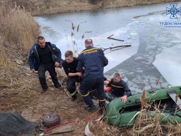 Волинські рятувальники розповіли деталі про порятунок дітей на кризі у Нововолинську. ВІДЕО