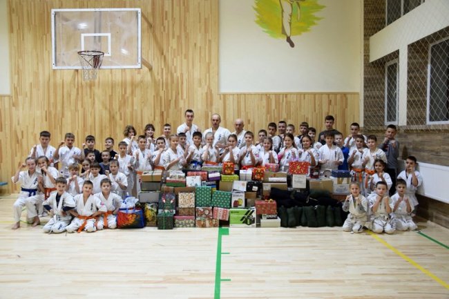 Вихованці луцького клубу з кіокушинкай карате підготували новорічні подарунки військовим