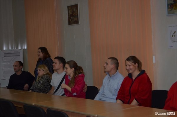 У Луцьку батькам діток, які народилися в 2016 році, вручили свідоцтва. ФОТО