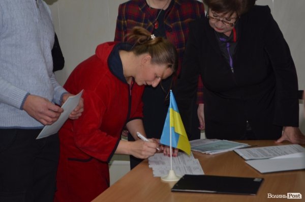 У Луцьку батькам діток, які народилися в 2016 році, вручили свідоцтва. ФОТО