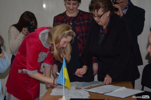 У Луцьку батькам діток, які народилися в 2016 році, вручили свідоцтва. ФОТО