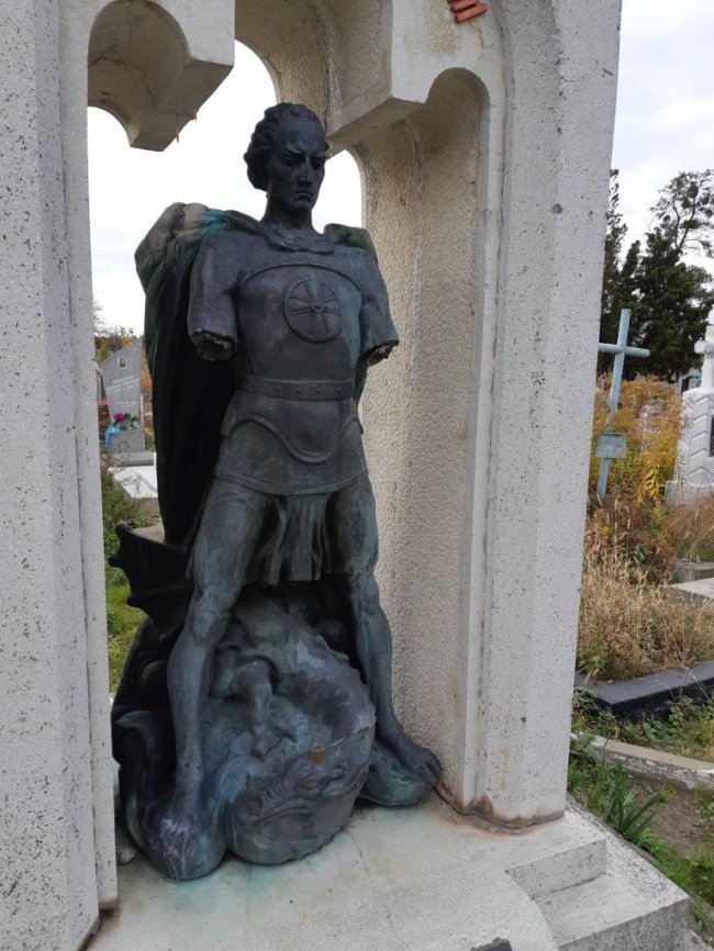 На Волині вандали зіпсували пам’ятники на братських могилах солдат. ФОТО