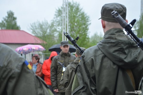 У Луцьку складали військову присягу під дощем