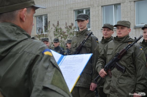 У Луцьку складали військову присягу під дощем