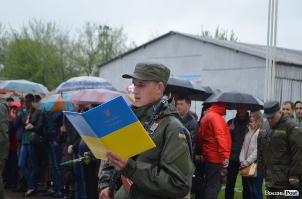 У Луцьку складали військову присягу під дощем