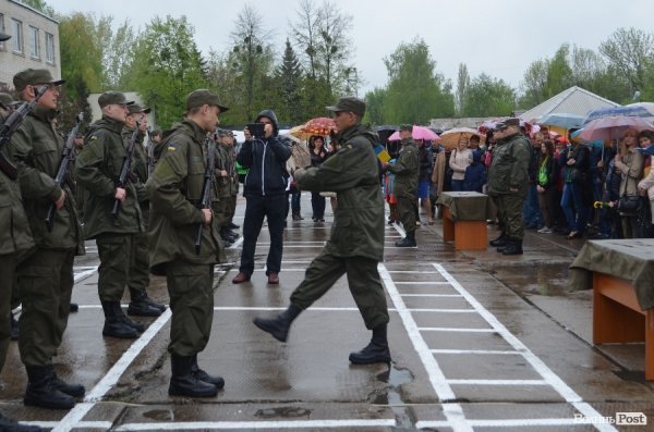 У Луцьку складали військову присягу під дощем
