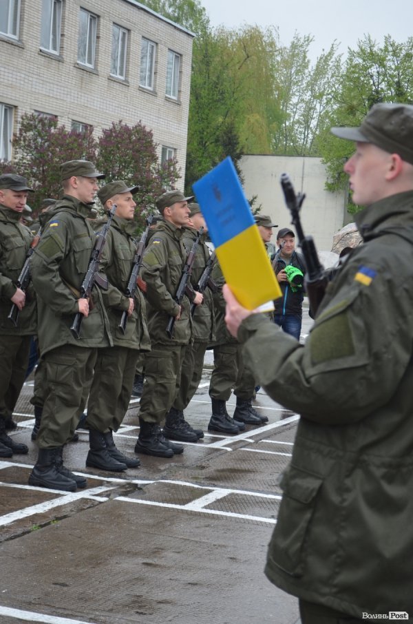 У Луцьку складали військову присягу під дощем
