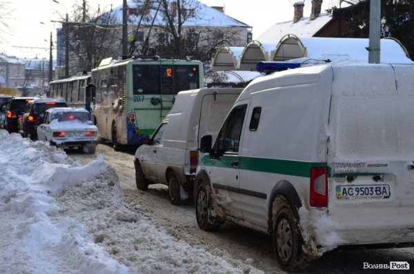 У центрі Луцька - знову затор. Тепер через водія «Мазди». ФОТО 