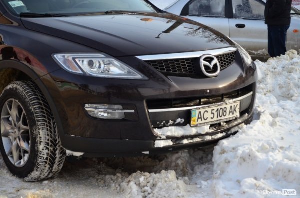 У центрі Луцька - знову затор. Тепер через водія «Мазди». ФОТО 