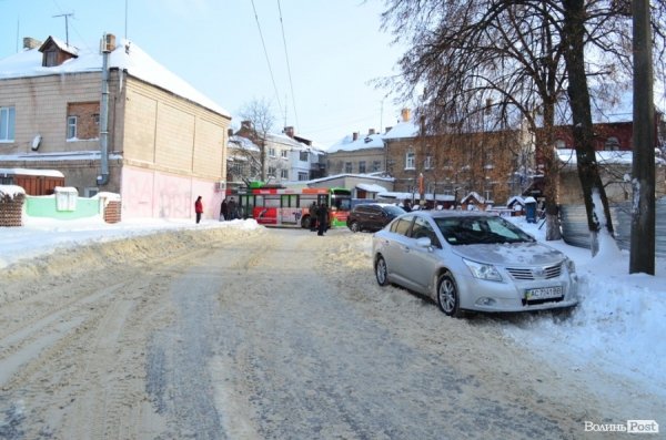 У центрі Луцька - знову затор. Тепер через водія «Мазди». ФОТО 