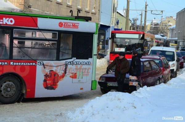 У центрі Луцька - знову затор. Тепер через водія «Мазди». ФОТО 
