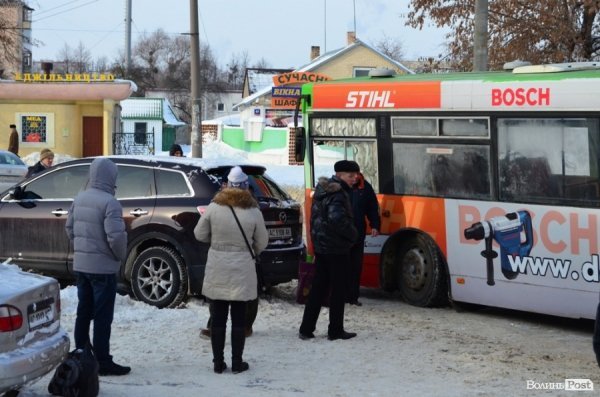У центрі Луцька - знову затор. Тепер через водія «Мазди». ФОТО 