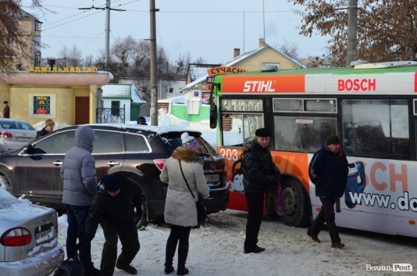 У центрі Луцька - знову затор. Тепер через водія «Мазди». ФОТО 