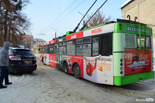 У центрі Луцька - знову затор. Тепер через водія «Мазди». ФОТО 