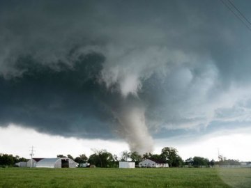 Шквали, град і смерчі: синоптик попередила про погіршення погодних умов