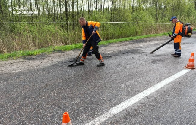 На Волині здійснюють післязимове відновлення на 7 трасах. ФОТО