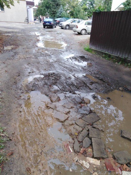 У Луцьку скаржаться на непрохідну калюжу посеред вулиці. ФОТО