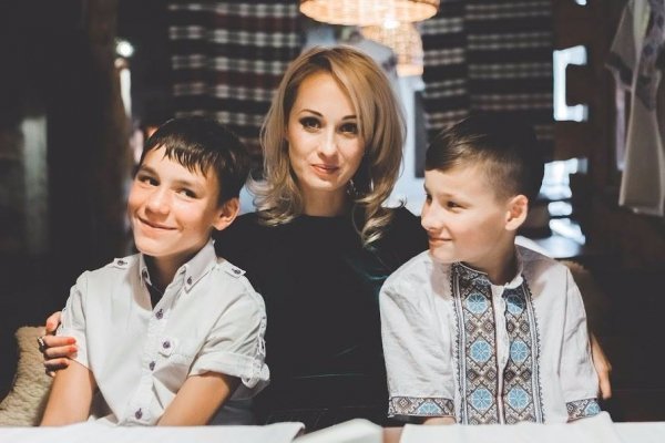 Лучанка стала хрещеною маленького безхатченка. ФОТО