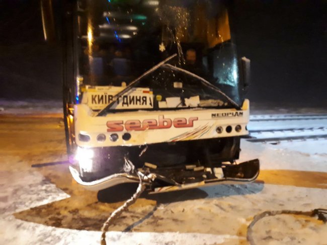 На Волині потяг ледь не протаранив міжнародний пасажирський автобус. ФОТО
