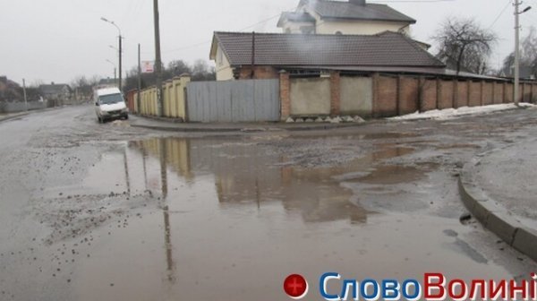 Луцькі дороги після снігу: ями, вибоїни, калюжі. ФОТО