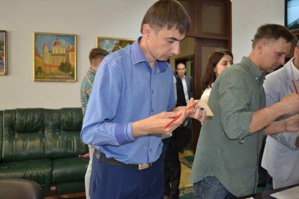 Луцькі депутати в обідню перерву малювали. ФОТО