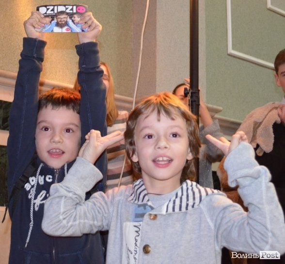 DZIDZIO показав луцьким студентам волохате пузо. ФОТО  