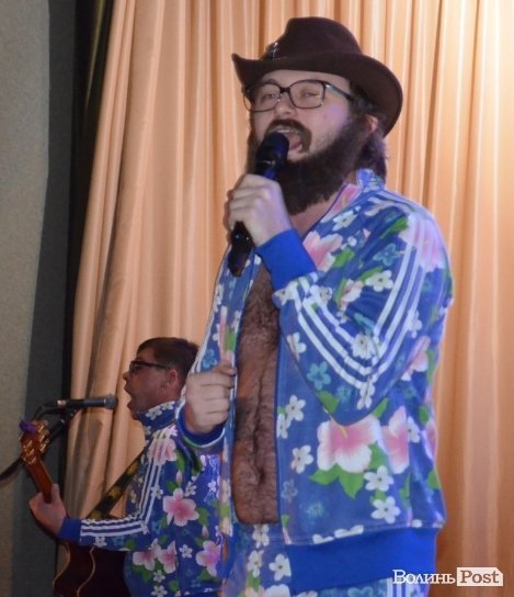 DZIDZIO показав луцьким студентам волохате пузо. ФОТО  