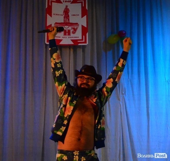 DZIDZIO показав луцьким студентам волохате пузо. ФОТО  