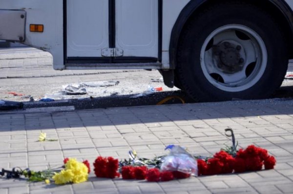 На місце загибелі українця у Донецьку приносять квіти. ФОТО