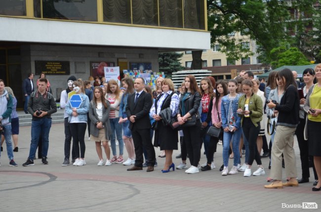 Від мініатюрних тістечок до величезних гойдалок: у центрі Луцька – свято професійної освіти. ФОТО