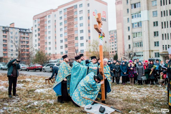У Луцьку освятили хрест під будівництво дитячої церкви. ФОТО