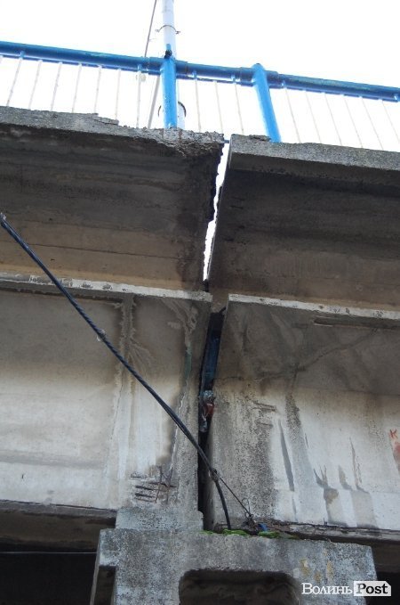 Луцькі «мости на мільйон» сипляться. ФОТО