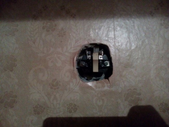 Сморід та дірки у стінах: у мережу виклали жахливі фото із готелю у Ковелі 