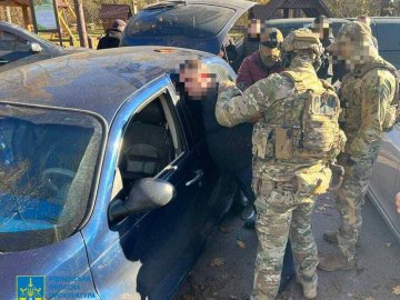 Лучанин підпільно торгував бойовою зброєю