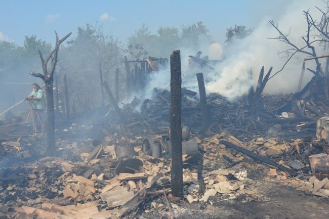 Під час пожежі на Волині постраждав рятувальник. ФОТО