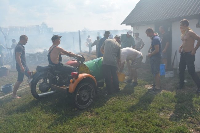 Під час пожежі на Волині постраждав рятувальник. ФОТО