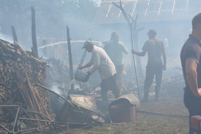 Під час пожежі на Волині постраждав рятувальник. ФОТО