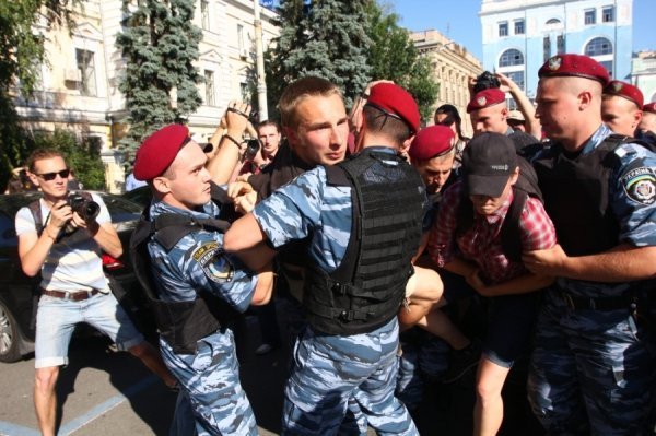 Як у Києві через Фаріон билися свободівці та «студенти». ФОТО. ВІДЕО