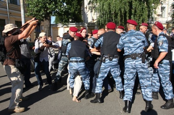 Як у Києві через Фаріон билися свободівці та «студенти». ФОТО. ВІДЕО