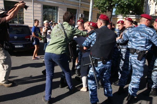 Як у Києві через Фаріон билися свободівці та «студенти». ФОТО. ВІДЕО