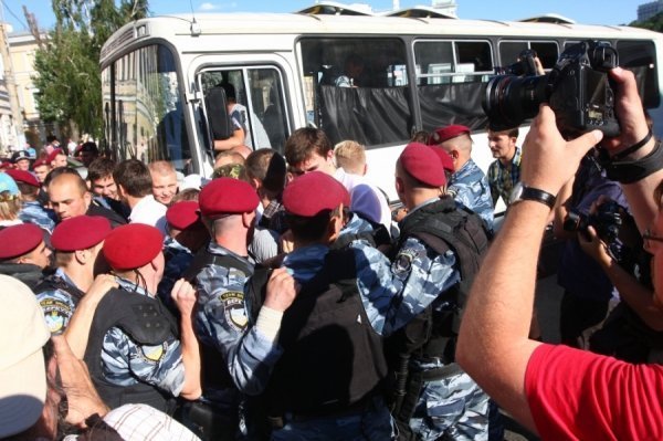 Як у Києві через Фаріон билися свободівці та «студенти». ФОТО. ВІДЕО