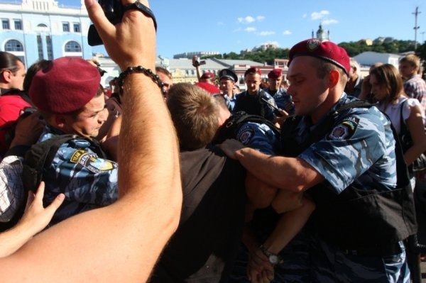 Як у Києві через Фаріон билися свободівці та «студенти». ФОТО. ВІДЕО