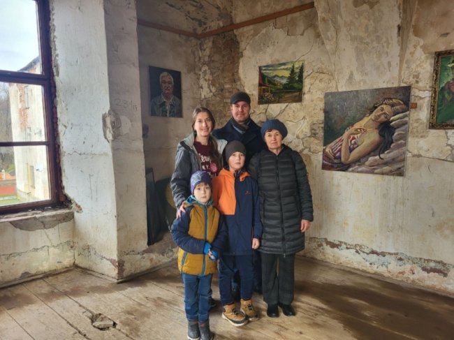 Роман Хмеляр з родиною на відкритті персональної виставки "Слідами легенд" у замку Сент-Міклош на Закарпатті