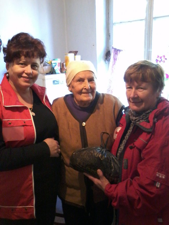 На Волині для людей похилого віку роздавали подарунки